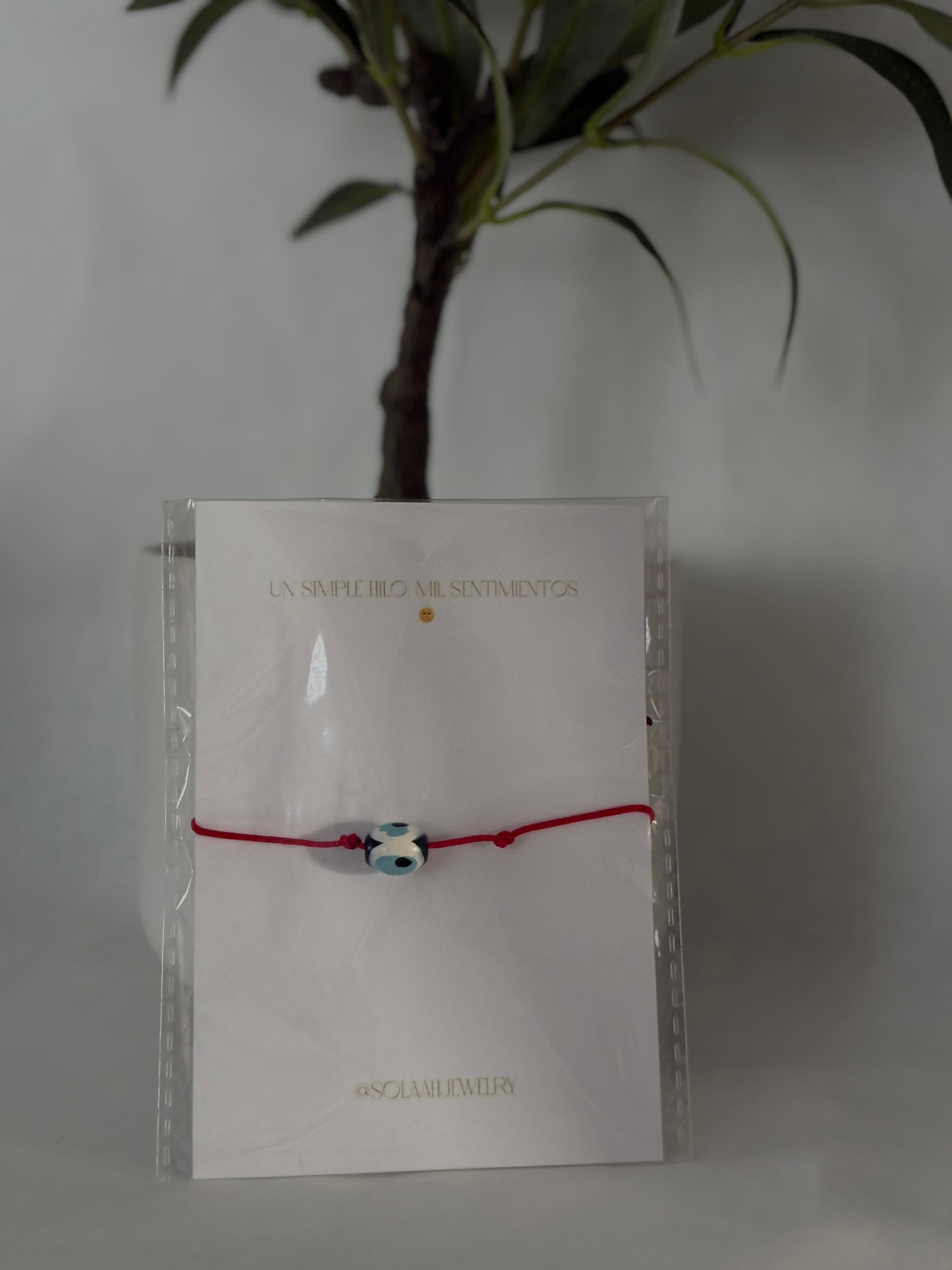 Bracalete en hilo de ojo